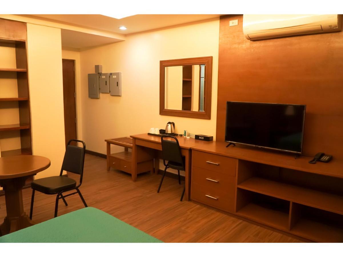 M28 Hotel And Apartments Кесон-Сити Экстерьер фото