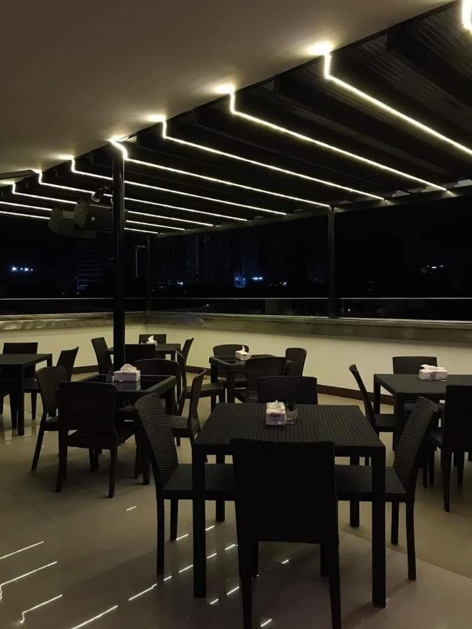 M28 Hotel And Apartments Кесон-Сити Экстерьер фото